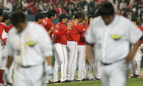 11일 오후 잠실경기장에서 열린 2009 프로야구 플레이오프 4차전 두산과 SK의 경기에서 SK가 8:3으로 승리 후 선수들이 기뻐하고 있다.
 