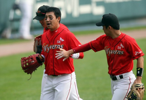 11일 오후 서울 잠실구장에서 열린 2009 프로야구 플레이오프 4차전 SK 와이번스와 두산 베어스 경기 2회말 2사 2루 두산 용덕한 중견수 플라이 아웃 때 SK 중견수 김강민이 공을 잡아낸 뒤 덕아웃으로 들어가고 있다. 