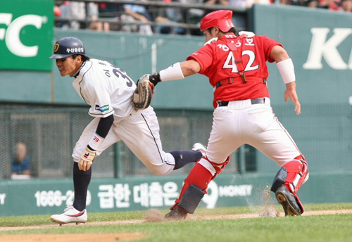 11일 오후 잠실경기장에서 열린 2009 프로야구 플레이오프 4차전 두산과 SK의 경기 1말 1사 주자 1,3루 상황에서 두산 김동주 타석 때 3루주자 이종욱이 태그아웃되고 있다. 