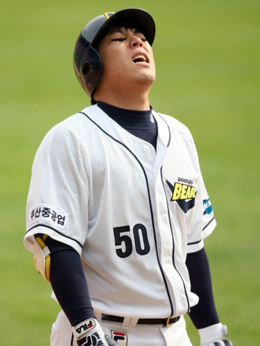 두산 김현수가 11일 오후 서울 잠실구장에서 열린 2009 프로야구 플레이오프 4차전 SK 와이번스와 경기 1회말 2사 1,3루 상황 때 파울을 친 뒤 아쉬워하고 있다. 