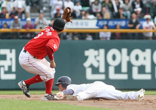 11일 오후 잠실경기장에서 열린 2009 프로야구 플레이오프 4차전 두산과 SK의 경기 1말 1사 주자 1,3루 상황에서 두산 고영민이 2루도루에 성공하고 있다. 