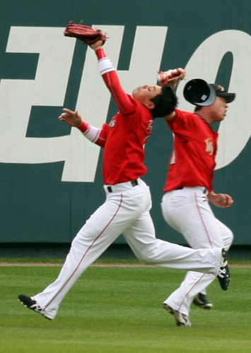11일 오후 서울 잠실구장에서 열린 2009 프로야구 플레이오프 4차전 SK 와이번스와 두산 베어스 경기 2회말 2사 2루 두산 용덕한 중견수 플라이 아웃 때 SK 중견수 김강민(왼쪽)이 공을 잡아내고 있다. 오른쪽은 좌익수 박재상. 
