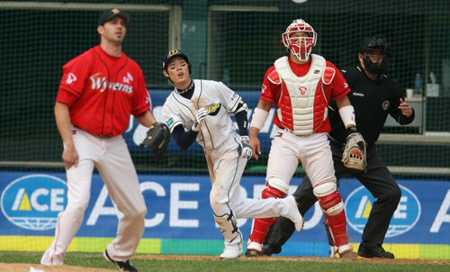 11일 서울 잠실야구장에서 열린 2009 프로야구 플레이오프 4차전 두산과 SK의 경기 3회말 무사 주자 1.2루에서 두산 고영민이 석점 동점홈런을 치고 있다. 
