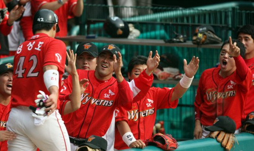 11일 오후 서울 잠실구장에서 열린 2009 프로야구 플레이오프 4차전 SK 와이번스와 두산 베어스 경기 2회초 1사 1,2루 SK 정근우 3루수 빠지는 좌전 1루타 때 2루주자 정상호가 홈을 밟고 동료들의 축하를 받고 있다. 