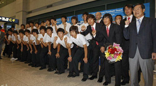 

U-20 축구월드컵에서 8강에 오른 축구대표팀 홍명보 감독과 선수들이 12일 인천공항에 도착, 파이팅을 외치고 있다. 