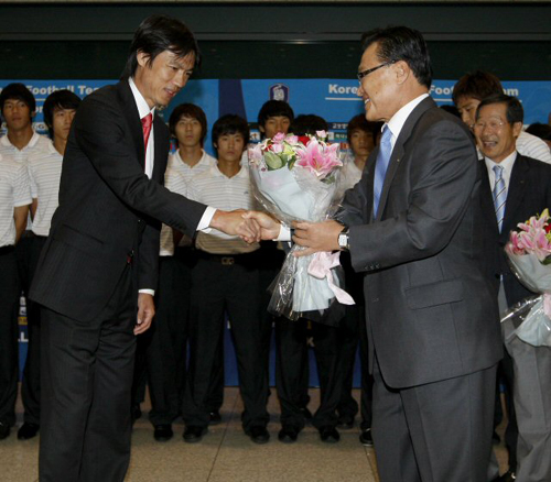 조중연 대한축구협회장이 20일 인천공항 귀국장에서 U-20 청소년월드컵에서 8강에 오르고 귀국한 홍명보 감독에게 꽃다발을 전달하고 있다. 