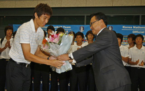 조중연 대한축구협회장이 20일 인천공항 귀국장에서 U-20 청소년월드컵에서 8강에 오르고 귀국한 주장 구자철에게 꽃다발을 전달하고 있다. 