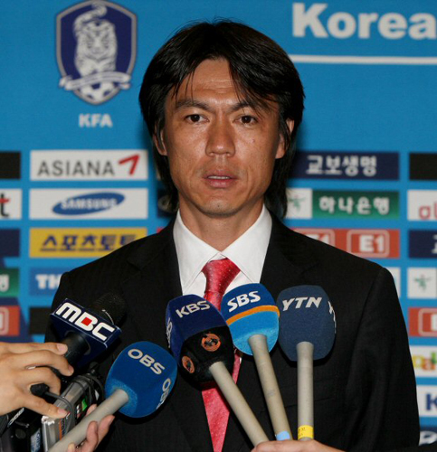  U-20 축구대표팀 홍명보 감독이 20일 인천공항에 도착, 귀국 인터뷰를 하고 있다. 