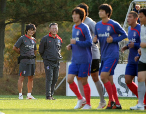 허정무 국가대표 축구팀 감독이 세네갈과의 평가전을 앞두고 12일 경기 파주 NFC에서 열린 축구 국가대표팀 훈련에서 최주영 의무팀장과 선수들을 바라보다 미소짓고 있다. 