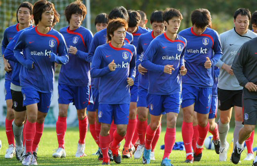 세네갈과의 평가전을 앞두고 12일 경기 파주 NFC에서 열린 축구 국가대표팀 훈련에서 주장 박지성을 비롯한 선수들이 운동장을 돌며 몸 상태를 점검하고 있다. 