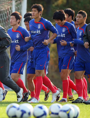 세네갈과의 평가전을 앞두고 12일 경기 파주 NFC에서 열린 축구 국가대표팀 훈련에서 주장 박지성을 비롯한 선수들이 운동장을 돌며 몸 상태를 점검하고 있다. 