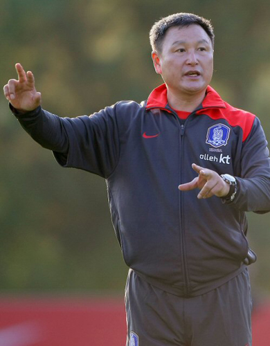  허정무 감독이 세네갈과의 평가전을 앞두고 12일 경기 파주 NFC에서 열린 축구 국가대표팀 훈련 도중 열린 1:1 게임에서 선수들에게 세부 전술을 설명하고 있다. 