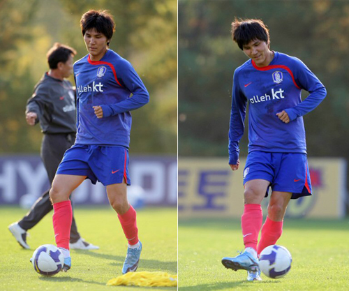 12일 경기 파주 NFC에서 열린 축구 국가대표팀 훈련에서 돌연 쓰러져 코칭스태프를 긴장하게 한 김동진이 가볍게 패스연습을 하고 있다. 