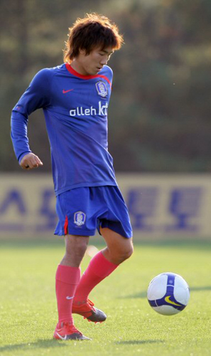 12일 경기 파주 NFC에서 열린 축구 국가대표팀 훈련에서 대표팀에 새롭게 승선한 고요한이 패스연습을 하고 있다. 