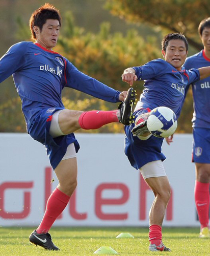 12일 경기 파주 NFC에서 열린 축구 국가대표팀 훈련 도중 열린 미니 패싱게임에서 박지성과 이영표가 패싱게임 도중 공을 얻기 위해 경합하고 있다. 