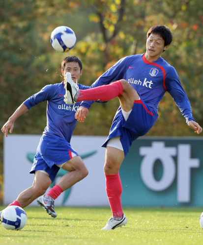 12일 경기 파주 NFC에서 열린 축구 국가대표팀 훈련 도중 열린 미니 패싱게임에서 김남일이 동료 이영표에게 점프해 패스하고 있다. 