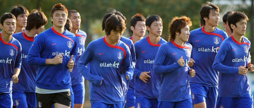 세네갈과의 평가전을 앞두고 12일 경기 파주 NFC에서 열린 축구 국가대표팀 훈련에서 주장 박지성을 비롯한 선수들이 운동장을 돌며 몸 상태를 점검하고 있다. 