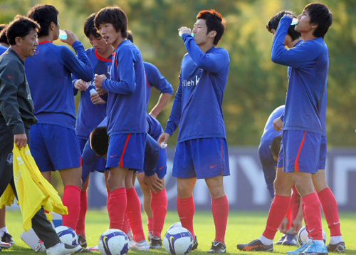 12일 경기 파주 NFC에서 열린 축구 국가대표팀 훈련에서 박지성과 김동진을 비롯한 동료 선수들이 작은병에 담긴 음료를 마시고 있다. 