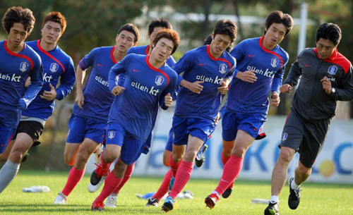 세네갈과의 평가전을 앞두고 12일 경기 파주 NFC에서 열린 축구 국가대표팀 훈련에서 주장 박지성을 비롯한 선수들이 운동장을 돌며 몸 상태를 점검하고 있다. 