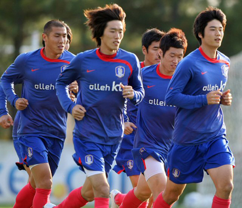 세네갈과의 평가전을 앞두고 12일 경기 파주 NFC에서 열린 축구 국가대표팀 훈련에서 주장 박지성과 새롭게 대표팀에 발탁된 차두리가 운동장을 돌며 몸 상태를 점검하고 있다. 