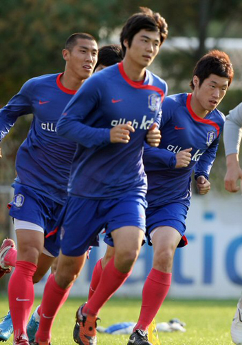 세네갈과의 평가전을 앞두고 12일 경기 파주 NFC에서 열린 축구 국가대표팀 훈련에서 주장 박지성과 새롭게 대표팀에 발탁된 차두리가 운동장을 돌며 몸 상태를 점검하고 있다. 