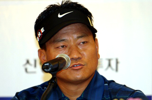 '탱크'최경주가 13일 오전 서울 논현동 임페리얼 팰리스 호텔에서 열린 제25회 신한동해오픈 기자회견에서 취재진 질문에 답하고 있다. 최경주는 양용은 등과 함께 오는 15~18일 경기도 용인의 레이크사이드CC에서 열리는 신한동해오픈에 참가하게 된다. 