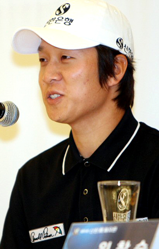 김경태가 13일 오전 서울 논현동 임페리얼 팰리스 호텔에서 열린 제25회 신한동해오픈 기자회견에서 취재진 질문에 답하고 있다. 김경태는 양용은, 최경주 등과 함께 오는 15~18일 경기도 용인의 레이크사이드CC에서 열리는 신한동해오픈에 참가하게 된다. 