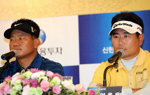 양용은이 13일 오전 서울 논현동 임페리얼 팰리스 호텔에서 열린 제25회 신한동해오픈 기자회견에서 취재진 질문에 답하고 있다. 양용은과 최경주(왼쪽)은 오는 15~18일 경기도 용인의 레이크사이드CC에서 열리는 신한동해오픈에 참가하게 된다. 