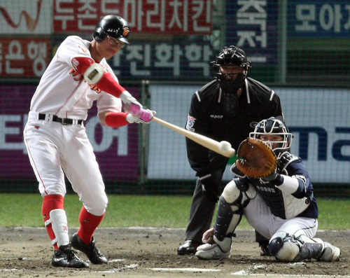 13일 오후 인천 문학구장에서 열린 프로야구 플레이오프 5차전 SK 와이번스-두산 베어스의 경기. 1회말 2사 1루 SK 박정권이 안타를 치고 있다. 