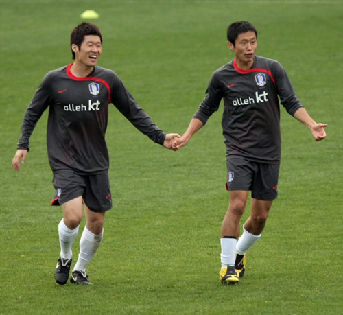 세네갈과의 평가전을 앞두고 있는 한국축구대표팀 마무리 훈련이 열린 13일 오후 파주 NFC에서 박지성과 이영표가 2인1조 축구 게임에서 손을 붙잡은 채 즐거워하고 있다. 