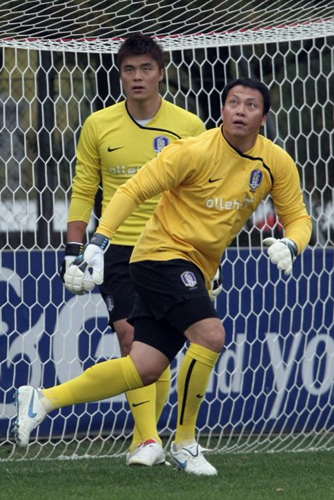 세네갈과의 평가전을 앞두고 있는 한국축구대표팀 골키퍼 이운재와 김영광이 13일 오후 파주 NFC에서 마무리 훈련에 여념이 없다. 
 