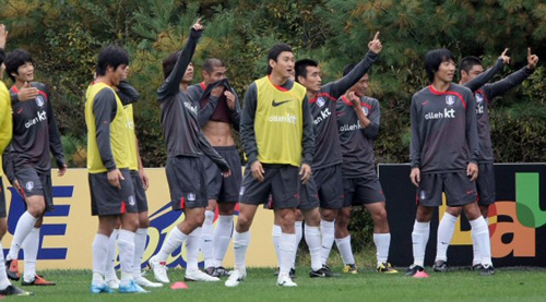 세네갈과의 평가전을 앞두고 있는 한국축구대표팀 훈련이 열린 13일 오후 파주 NFC에서 태극전사들이 편을 갈라 진행된 슛 게임에서 허정무 감독의 판정이 틀렸다며 애교 섞인 항의를 하고 있다. 