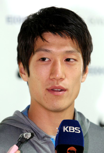 세네갈과의 축구국가대표평가전을 마친 잉글랜드 프로축구 볼턴 원더러스의 이청용이 15일 인천공항으로 출국하며 인터뷰하고 있다. 