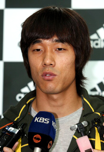 세네갈과의 축구국가대표평가전을 마친 프랑스 프로축구 1부리그 AS모나코의 박주영이 15일 인천공항으로 출국하며 인터뷰하고 있다. 