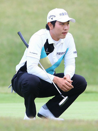 15일 경기도 용인 레이크사이드C.C에서 열린 신한동해오픈 1라운드에서 배상문이 1번홀 퍼팅라인을 살피고 있다. 