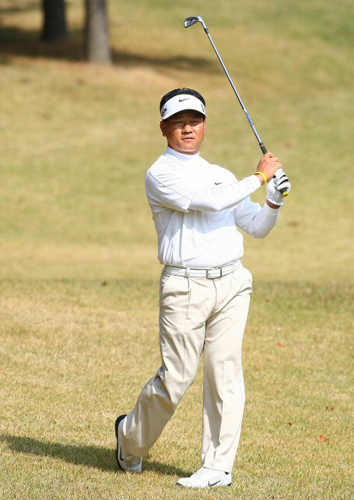 15일 경기도 용인 레이크사이드C.C에서 열린 신한동해오픈 1라운드에서 최경주가 1번홀 세컨샷을 하고 있다. 