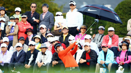 15일 경기도 용인 레이크사이드C.C에서 열린 신한동해오픈 1라운드에서 양용은이 1번홀 티샷을 하고 있다. 