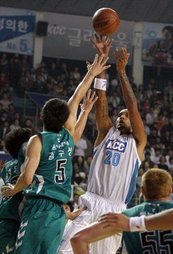 15일 전주실내체육관에서 열린 2009-2010 시즌 프로농구 개막전 전주 KCC-원주 동부 경기에서 KCC 브랜드가 동부 김주성의 수비를 피해 슛을 날리고 있다. 