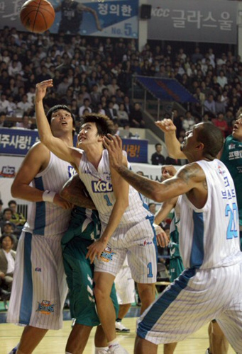 15일 전주실내체육관에서 열린 2009-2010 시즌 프로농구 개막전 전주 KCC-원주 동부 경기에서 KCC 강병현이 밀집 수비를 뚫고 슛하고 있다. 