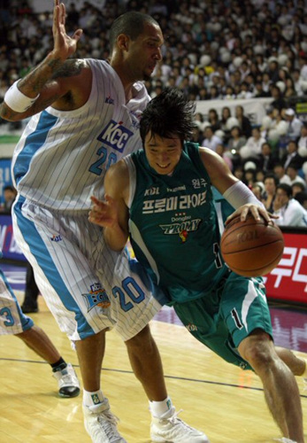 15일 전주실내체육관에서 열린 2009-2010 시즌 프로농구 개막전 전주 KCC-원주 동부 경기에서 동부 이광재가 KCC 브랜든의 수비를 피해 드리블하고 있다. 