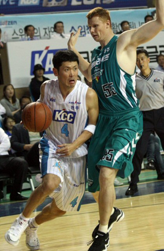15일 전주실내체육관에서 열린 2009-2010 시즌 프로농구 개막전 전주 KCC-원주 동부 경기에서 KCC 추승균이 동부 윌킨슨의 수비를 피해 드리블하고 있다. 