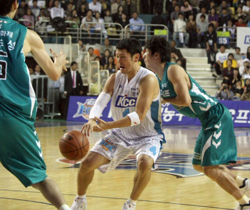 15일 전주실내체육관에서 열린 2009-2010 시즌 프로농구 개막전 전주 KCC-원주 동부 경기에서 KCC 추승균이 동부 박지현의 수비에 막혀 공을 놓치고 있다. 