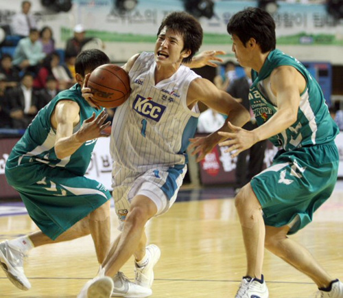 15일 전주실내체육관에서 열린 2009-2010 시즌 프로농구 개막전 전주 KCC-원주 동부 경기에서 KCC 강병현이 드리블하고 있다. 