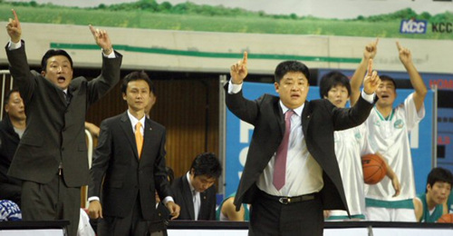 15일 전주실내체육관에서 열린 2009-2010 시즌 프로농구 개막전 전주 KCC-원주 동부 경기에서 동부 강동희 감독이 작전 사인을 보내고 있다. 
 