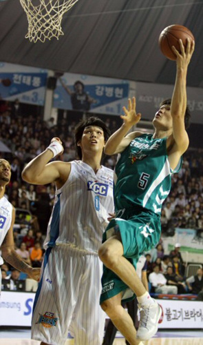 15일 전주실내체육관에서 열린 2009-2010 시즌 프로농구 개막전 전주 KCC-원주 동부 경기에서 동부 김주성(우측)이 KCC 하승진의 마크를 피해 레이업슛하고 있다. 