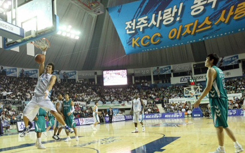15일 전주실내체육관에서 열린 2009-2010 시즌 프로농구 개막전 전주 KCC-원주 동부 경기에 KCC 하승진이 호쾌한 덩크슛을 성공하고 있다. 