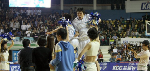 15일 전주실내체육관에서 열린 2009-2010 시즌 프로농구 개막전 전주 KCC-원주 동부 경기에 앞서 선수소개 시간에 KCC 하승진과 강병현이 퍼포먼스를 하고 있다. 