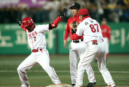 16일 광주 무등경기장에서 열린 프로야구 한국시리즈 1차전 기아 타이거즈- SK 와이번스 경기. 3-3 균형을 이루던 8회말 기아 타이거즈 공격 1사 2,3루에서 6번 이종범이 역전타를 친 후 환호하고 있다. 