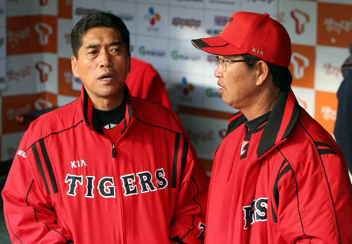  KIA 타이거즈 조범현 감독이 19일 오후 인천 문학구장에서 열리는 2009 프로야구 한국시리즈 SK 와이번스와 경기에 앞서 덕아웃에서 황병일 코치와 이야기를 나누고 있다. 