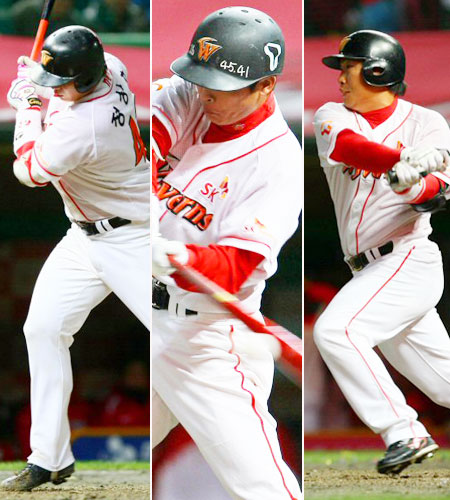 19일 인천 문학야구장에서 열린 2009 한국시리즈 3차전 SK 와이번스와 기아 타이거즈와의 경기에서 5회말 무사 만루 SK의 찬스에 타석에 나선 정상호가 기아 투수 서재응이 던진 공에 맞고 있다.(사진 왼쪽) 5회말 조동화와 박재홍이 안타를 기록하며 타점을 올리고 있다. 
